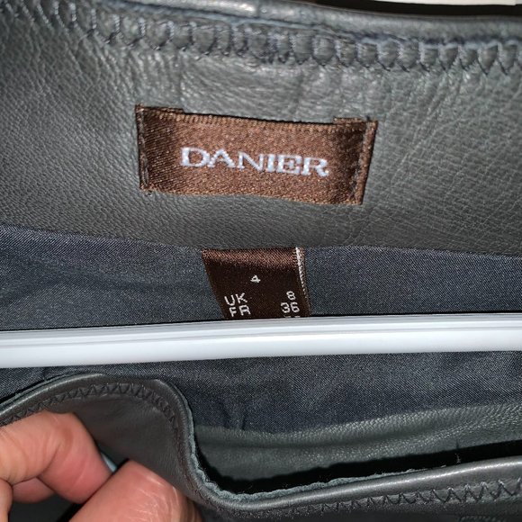 Danier size 4 butter soft grey leather skirt - Picture 4 of 4